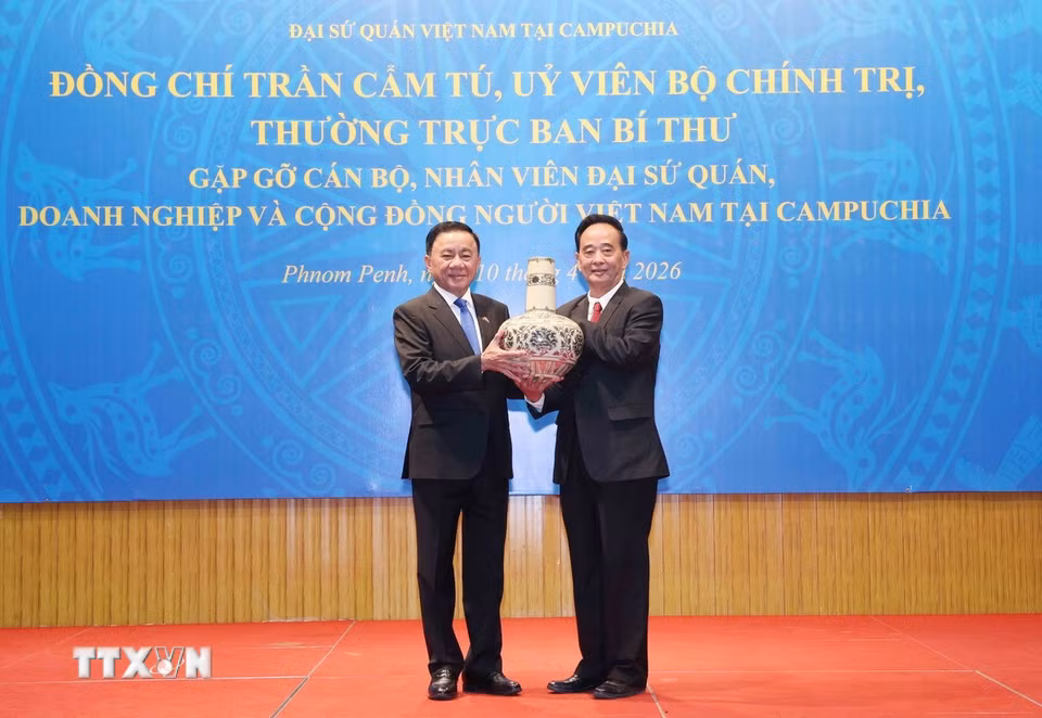 Thường trực Ban Bí thư Trần Cẩm Tú tặng quà lưu niệm cho cộng đồng người Việt Nam tại Campuchia. (Ảnh: Phương Hoa/TTXVN)