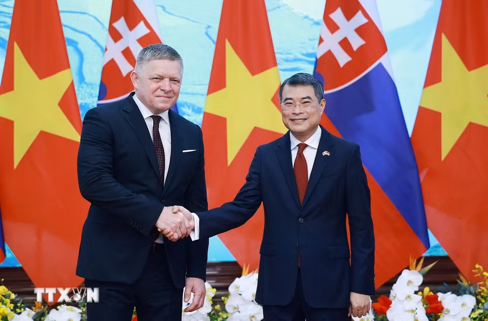 Thủ tướng Lê Minh Hưng và Thủ tướng Slovakia Robert Fico chụp ảnh chung. (Ảnh: Dương Giang/TTXVN)