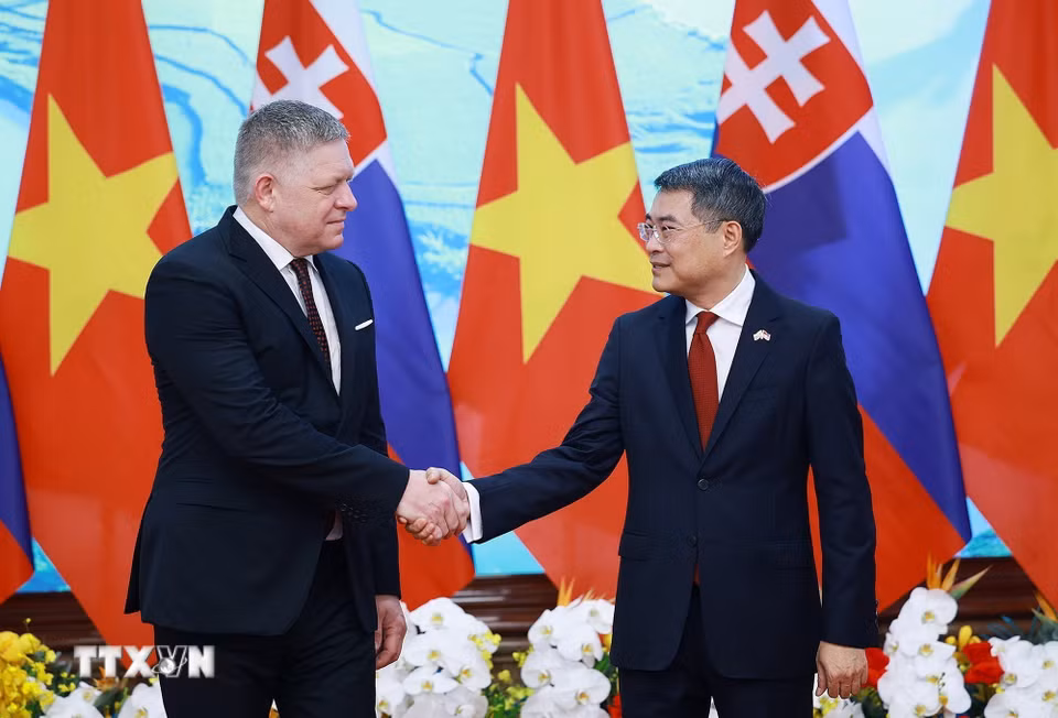 Thủ tướng Lê Minh Hưng và Thủ tướng Slovakia Robert Fico chụp ảnh chung. (Ảnh: Dương Giang/TTXVN)