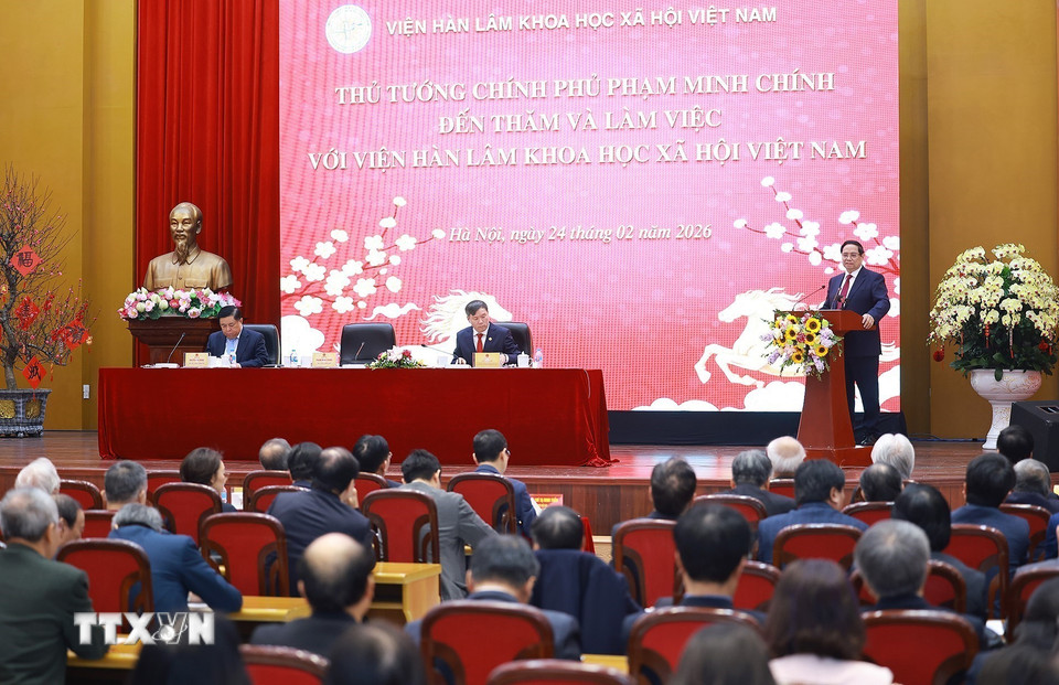 Thủ tướng Phạm Minh Chính phát biểu khi đến thăm và làm việc với Viện Hàn lâm Khoa học và Xã hội Việt Nam. (Ảnh: Dương Giang/TTXVN)