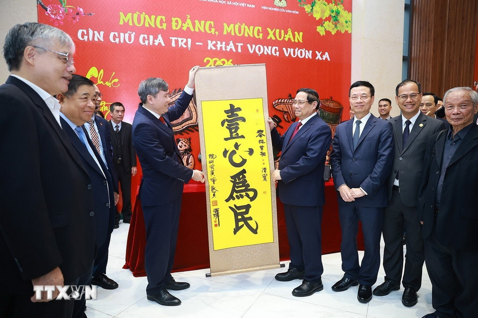 Thủ tướng Phạm Minh Chính tham quan không gian trưng bày về Hán Nôm tại Viện Hàn lâm Khoa học và Xã hội Việt Nam. (Ảnh: Dương Giang/TTXVN)