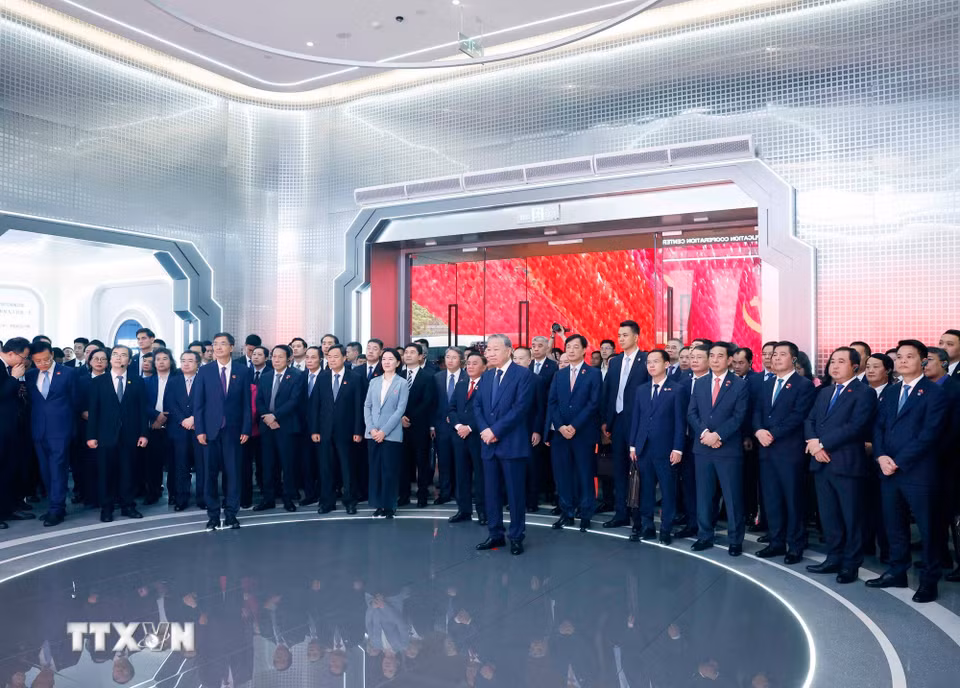 Tổng Bí thư, Chủ tịch nước Tô Lâm nghe giới thiệu về Trung tâm hợp tác ứng dụng AI Trung Quốc-ASEAN. (Ảnh: Thống Nhất/TTTXVN)