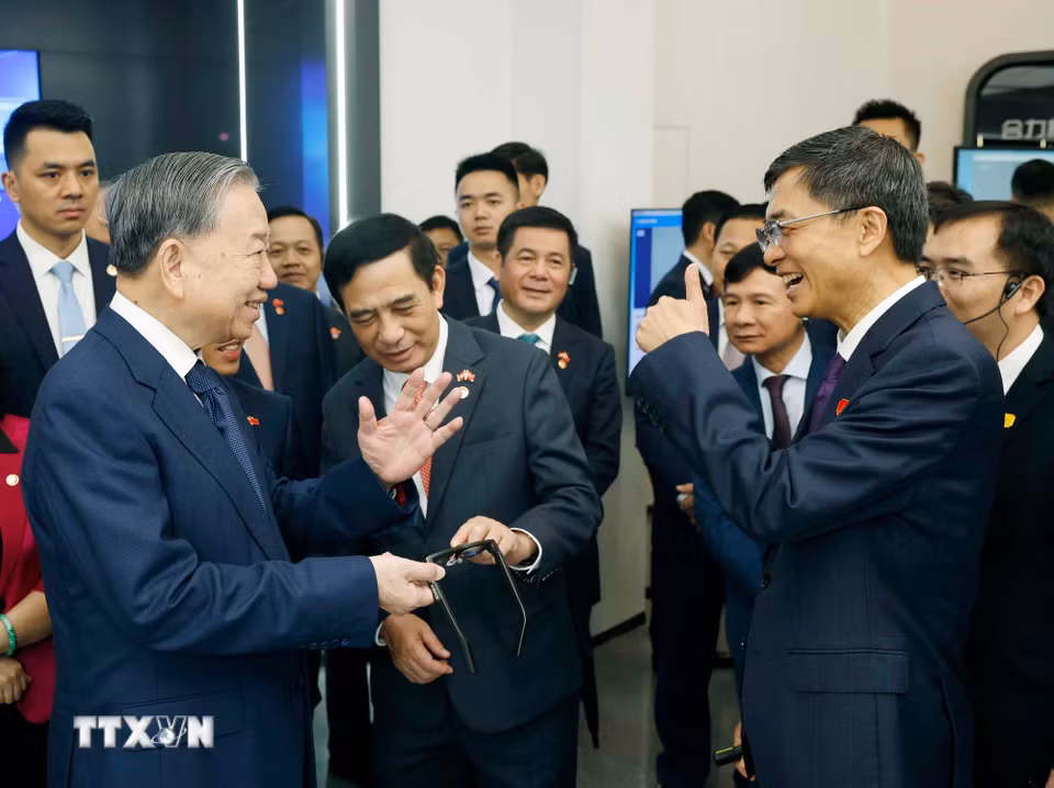 Tổng Bí thư, Chủ tịch nước Tô Lâm và các đại biểu tại Trung tâm hợp tác ứng dụng AI Trung Quốc-ASEAN. (Ảnh: Thống Nhất/TTXVN)