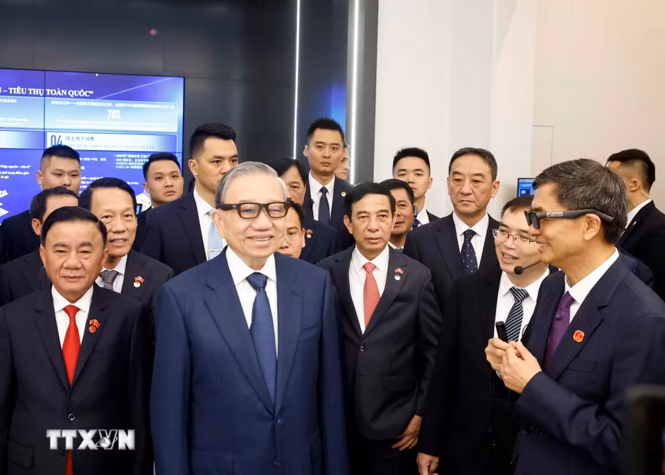 Tổng Bí thư, Chủ tịch nước Tô Lâm và các đại biểu tại Trung tâm hợp tác ứng dụng AI Trung Quốc-ASEAN. (Ảnh: Thống Nhất/TTXVN)