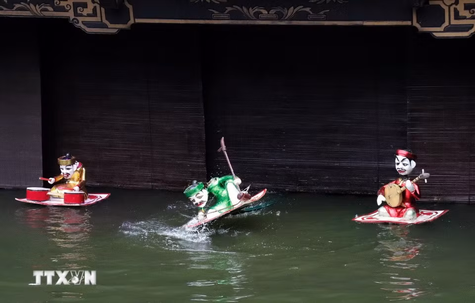 Những con rối được di chuyển khéo léo dưới sự điều khiển của các người nghệ nhân. (Ảnh: Phương Anh/TTXVN phát)