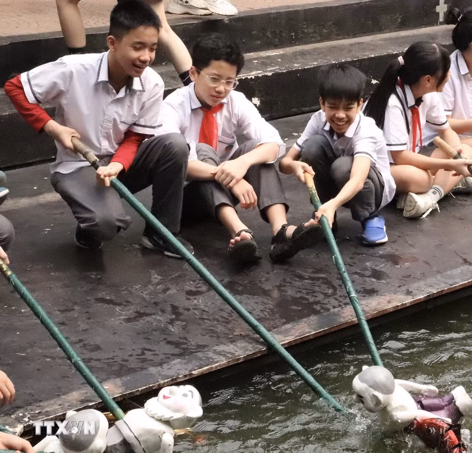 Trải nghiệm trực tiếp giúp các em thêm trân trọng công sức và tài năng của các nghệ nhân. (Ảnh: Phương Anh/TTXVN phát)