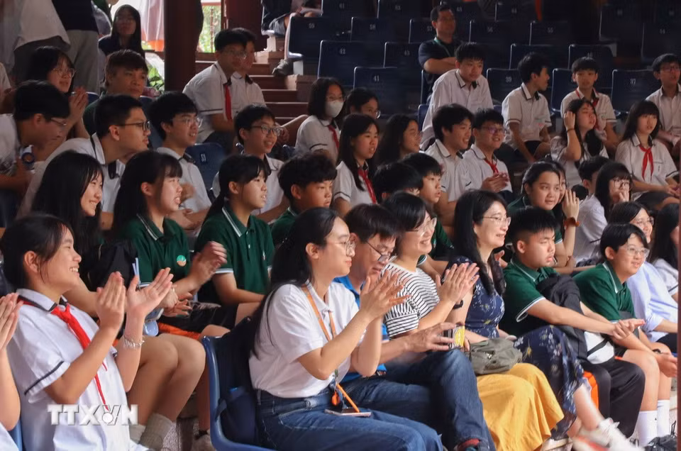 Những tràng pháo tay rộn rã, thích thú của khán giả khi xem múa rối nước. (Ảnh: Phương Anh/TTXVN phát)