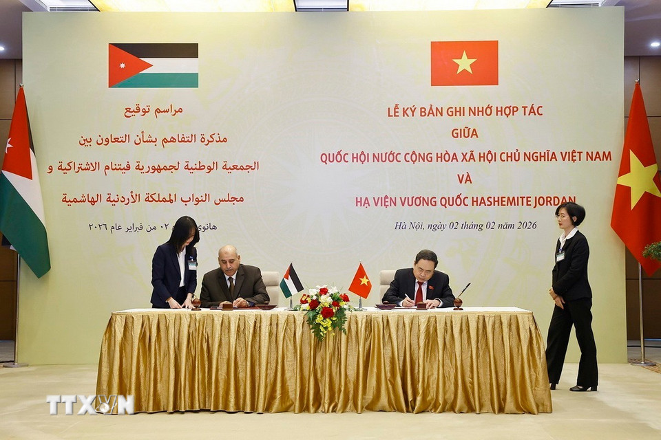 Chủ tịch Quốc hội Trần Thanh Mẫn và Chủ tịch Hạ viện Vương quốc Hashemite Jordan Mazen Turki El Qadi ký thỏa thuận hợp tác giữa Quốc hội Việt Nam và Hạ viện Jordan. (Ảnh: Doãn Tấn/TTXVN)