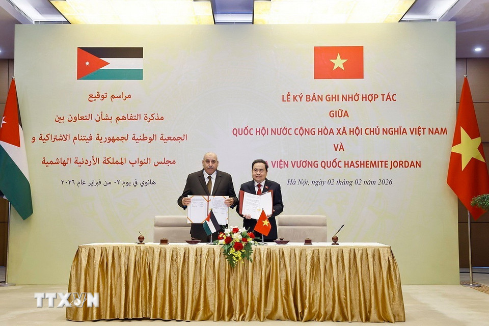 Chủ tịch Quốc hội Trần Thanh Mẫn và Chủ tịch Hạ viện Vương quốc Hashemite Jordan Mazen Turki El Qadi trao thỏa thuận hợp tác giữa Quốc hội Việt Nam và Hạ viện Jordan. (Ảnh: Doãn Tấn/TTXVN)