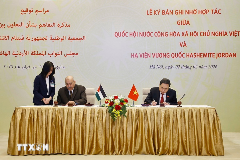 Chủ tịch Quốc hội Trần Thanh Mẫn và Chủ tịch Hạ viện Vương quốc Hashemite Jordan Mazen Turki El Qadi ký thỏa thuận hợp tác giữa Quốc hội Việt Nam và Hạ viện Jordan. (Ảnh: Doãn Tấn/TTXVN)