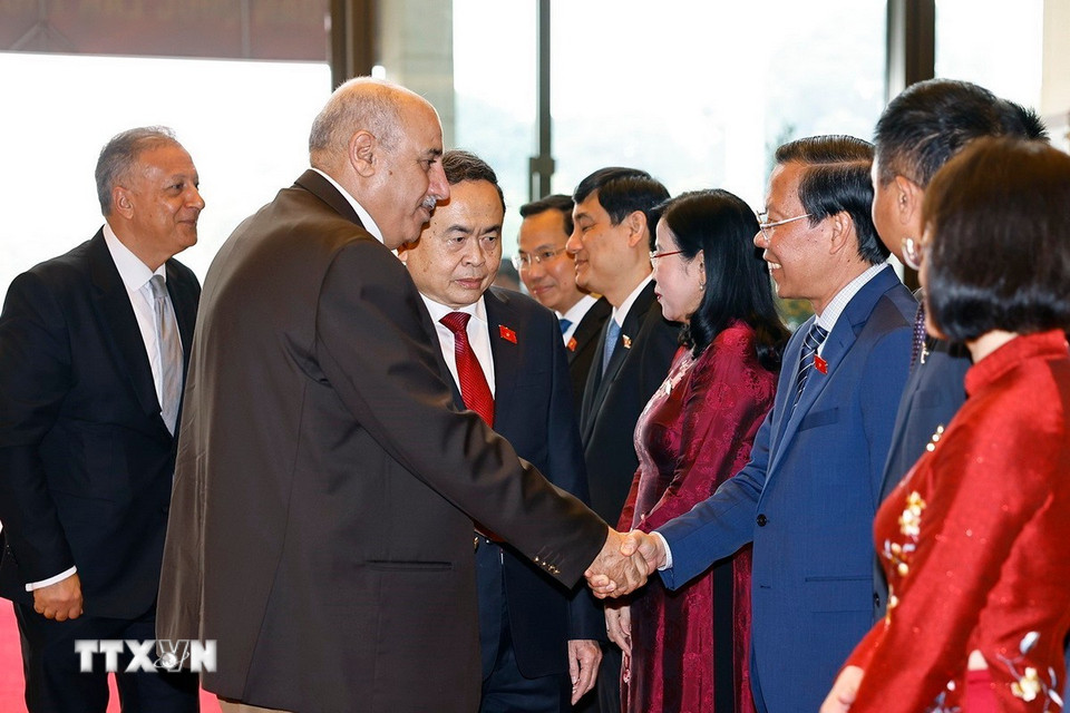 Chủ tịch Quốc hội Trần Thanh Mẫn giới thiệu các đại biểu Việt Nam với Chủ tịch Hạ viện Vương quốc Hashemite Jordan Mazen Turki El Qadi. (Ảnh: Doãn Tấn/TTXVN)
