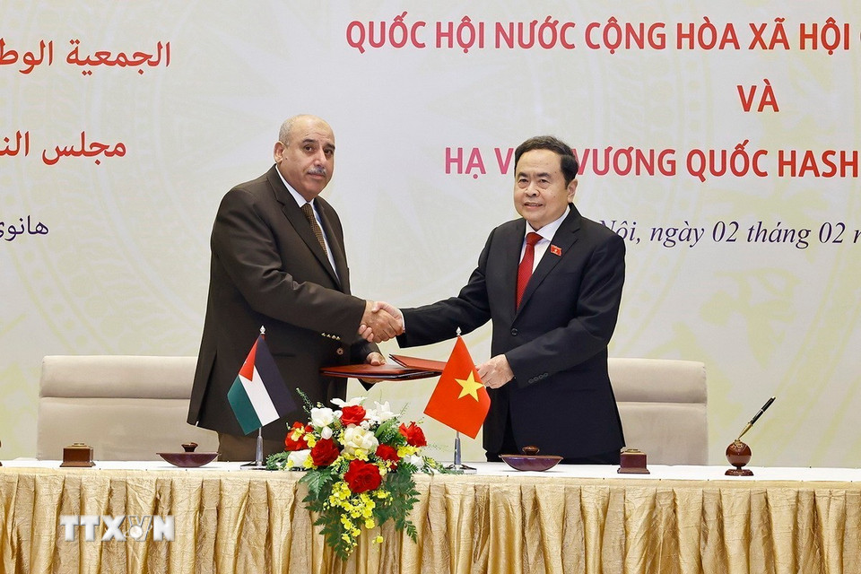 Chủ tịch Quốc hội Trần Thanh Mẫn và Chủ tịch Hạ viện Vương quốc Hashemite Jordan Mazen Turki El Qadi trao thỏa thuận hợp tác giữa Quốc hội Việt Nam và Hạ viện Jordan. (Ảnh: Doãn Tấn/TTXVN)