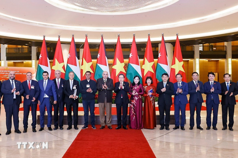 Chủ tịch Quốc hội Trần Thanh Mẫn và Chủ tịch Hạ viện Vương quốc Hashemite Jordan Mazen Turki El Qadi với đại biểu. (Ảnh: Doãn Tấn/TTXVN)