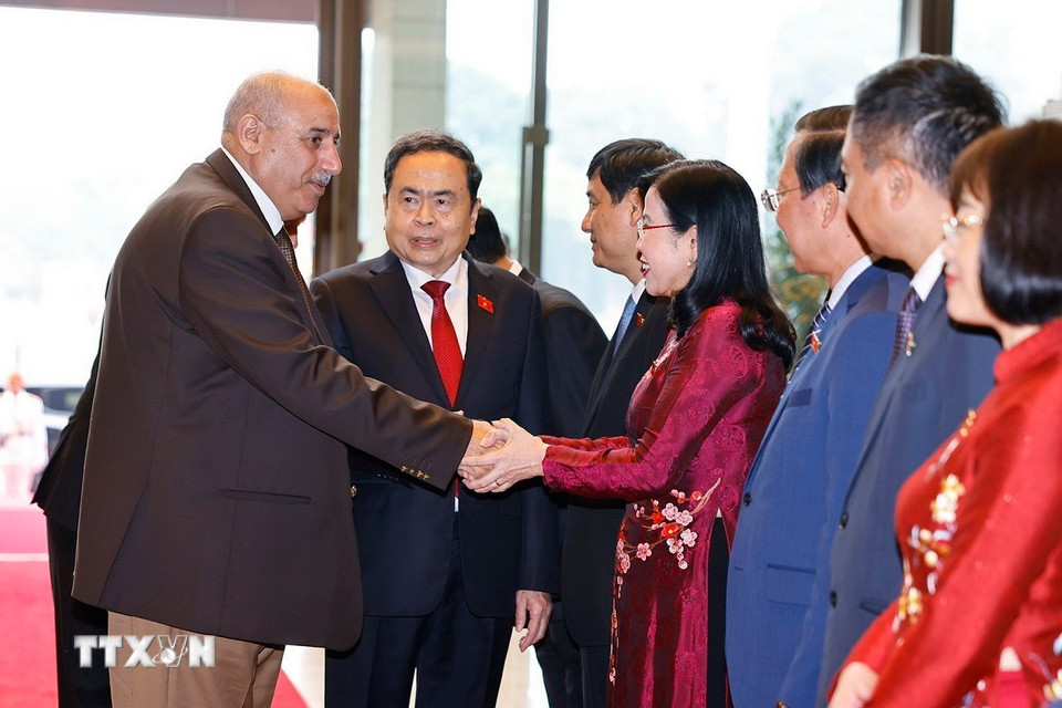 Chủ tịch Quốc hội Trần Thanh Mẫn giới thiệu các đại biểu Việt Nam với Chủ tịch Hạ viện Vương quốc Hashemite Jordan Mazen Turki El Qadi. (Ảnh: Doãn Tấn/TTXVN)