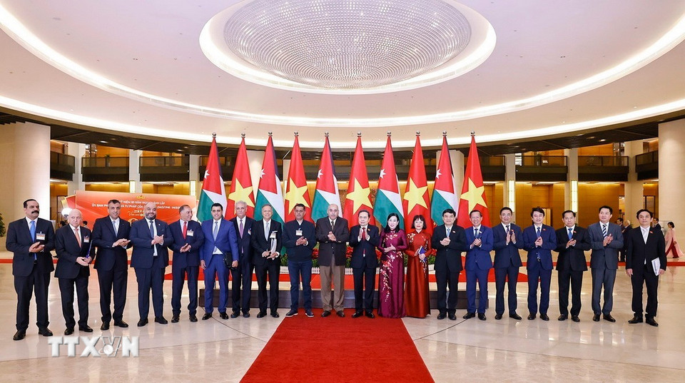 Chủ tịch Quốc hội Trần Thanh Mẫn và Chủ tịch Hạ viện Vương quốc Hashemite Jordan Mazen Turki El Qadi với đại biểu. (Ảnh: Doãn Tấn/TTXVN)