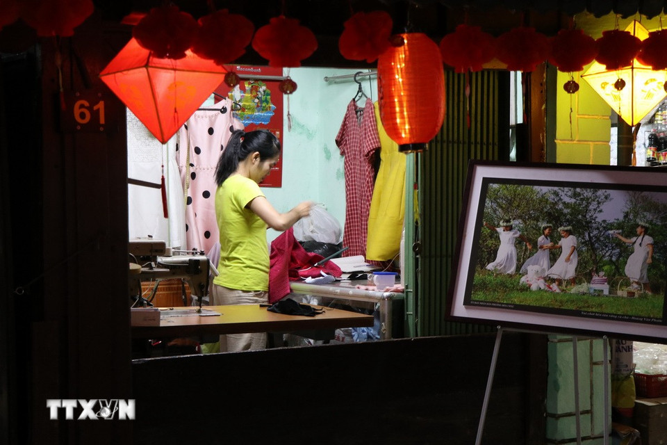 Nhà dân trên phố cổ Bao Vinh được trang hoàng lung linh sắc màu không khí Tết. (Ảnh: Mai Trang/TTXVN)