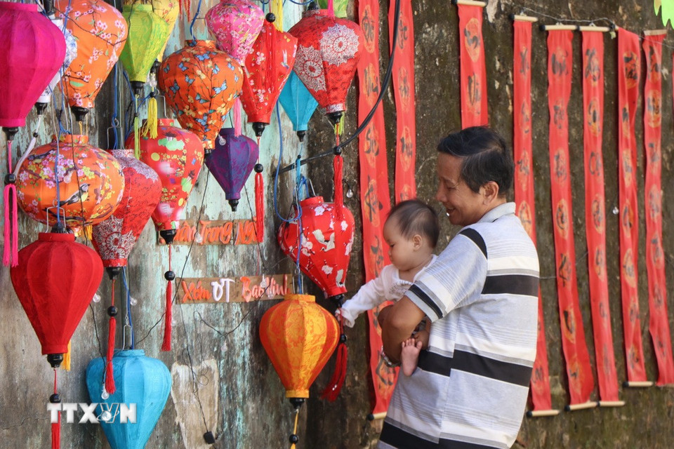 Người dân Hóa Châu thích thú với không gian mới mẻ của phố cổ Bao Vinh. (Ảnh: Mai Trang/TTXVN)