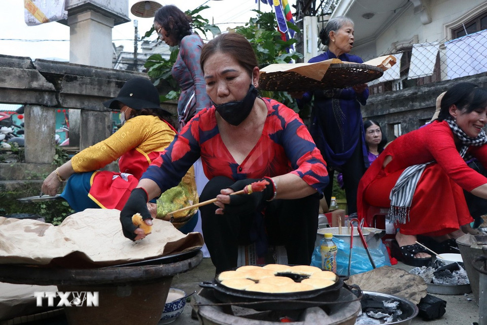 Người dân phường Hóa Châu tham gia làm bánh thuẫn tại hội thi "Mang Tết về nhà." (Ảnh: Mai Trang/TTXVN)