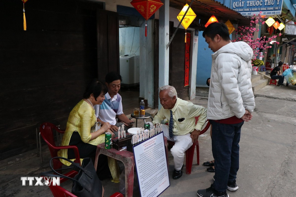 Người dân và du khách đến Hóa Châu dịp Tết để chơi xăm hường. (Ảnh: Mai Trang/TTXVN)