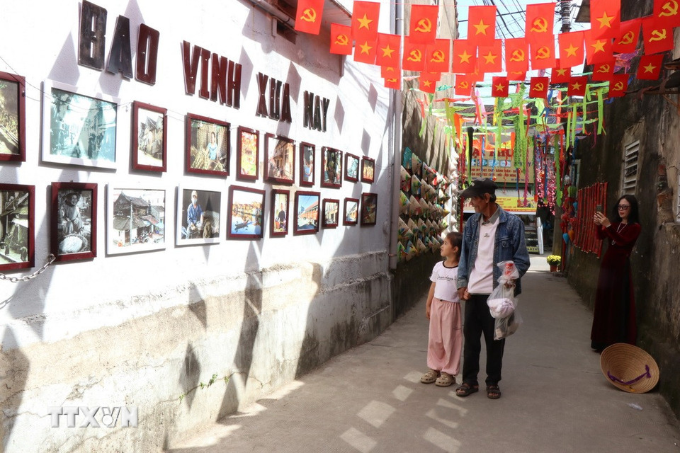 Các con hẻm nhỏ ở phố cổ Bao Vinh được trang hoàng tỉ mỉ, hấp dẫn sự chú ý của người dân và du khách. (Ảnh: Mai Trang/TTXVN)