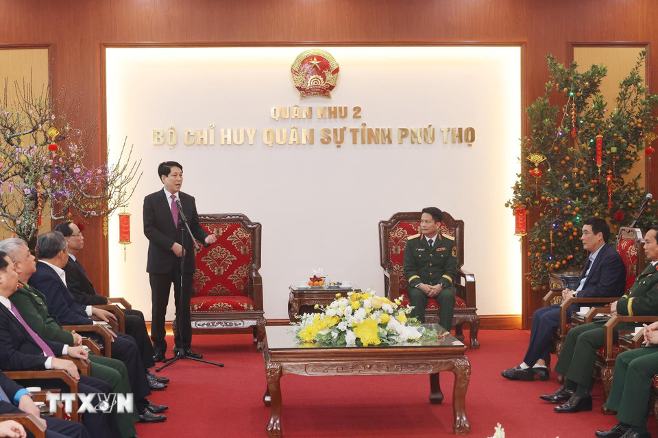 Chủ tịch nước Lương Cường chúc Tết cán bộ, chiến sỹ Bộ Chỉ huy Quân sự tỉnh Phú Thọ. (Ảnh: Lâm Khánh/TTXVN)