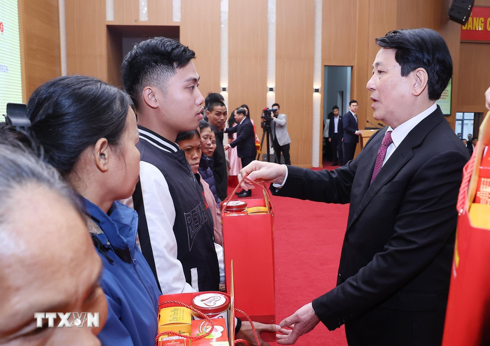 Chủ tịch nước Lương Cường tặng quà, chúc Tết các gia đình chính sách, hộ nghèo tỉnh Phú Thọ. (Ảnh: Lâm Khánh/TTXVN)