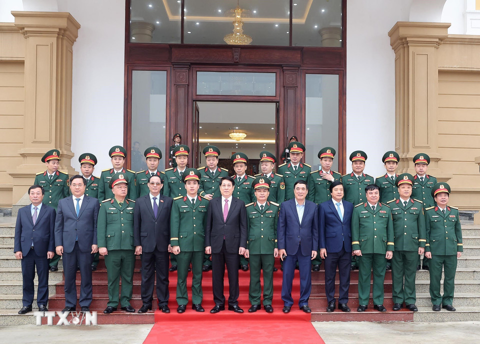 Chủ tịch nước Lương Cường với các đại biểu và cán bộ Bộ Chỉ huy Quân sự tỉnh Phú Thọ. (Ảnh: Lâm Khánh/TTXVN)