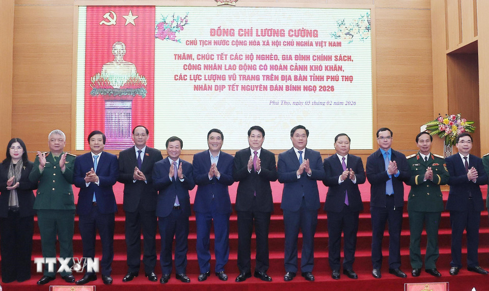 Chủ tịch nước Lương Cường với các đại biểu tỉnh Phú Thọ. (Ảnh: Lâm Khánh/TTXVN)