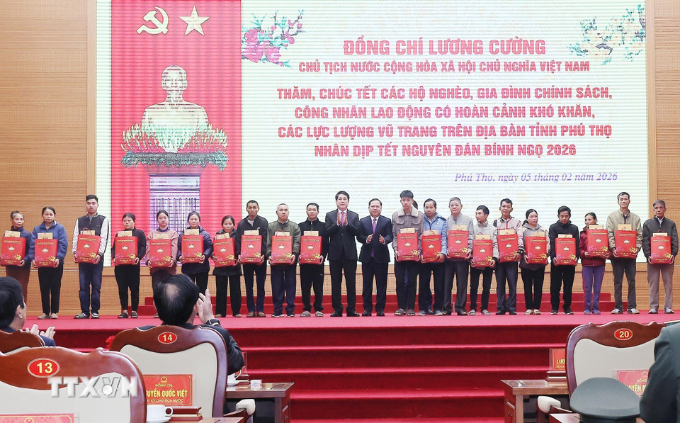 Chủ tịch nước Lương Cường tặng quà, chúc Tết các gia đình chính sách, hộ nghèo tỉnh Phú Thọ. (Ảnh: Lâm Khánh/TTXVN)