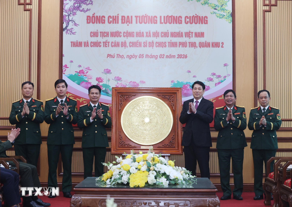 Chủ tịch nước Lương Cường tặng quà lưu niệm, chúc Tết cán bộ, chiến sỹ Bộ Chỉ huy Quân sự tỉnh Phú Thọ. (Ảnh: Lâm Khánh/TTXVN)