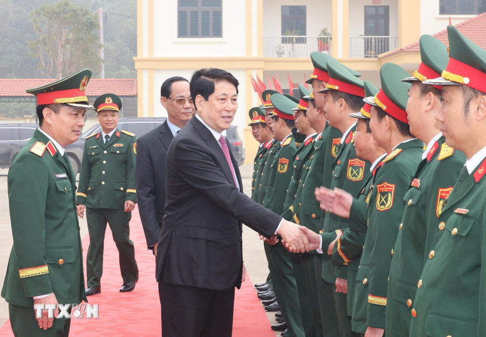 Chủ tịch nước Lương Cường với cán bộ chỉ huy Bộ Chỉ huy Quân sự tỉnh Phú Thọ. (Ảnh: Lâm Khánh/TTXVN)