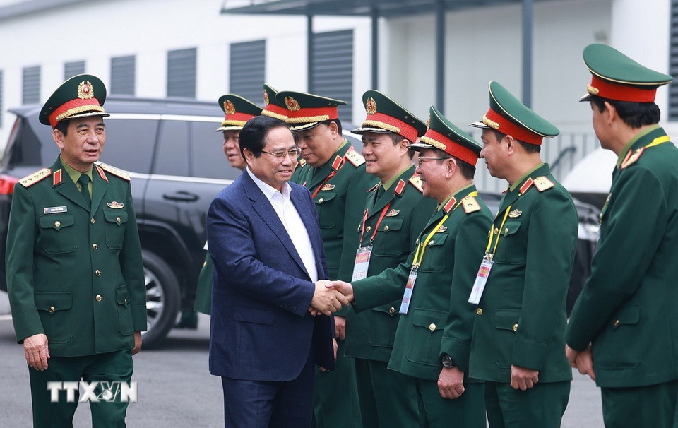 Thủ tướng Phạm Minh Chính với lãnh đạo Tập đoàn Công nghiệp-Viễn thông Quân đội. (Ảnh: Dương Giang/TTXVN)