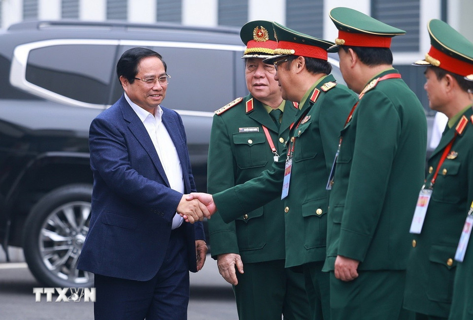 Thủ tướng Phạm Minh Chính với lãnh đạo Tập đoàn Công nghiệp-Viễn thông Quân đội. (Ảnh: Dương Giang/TTXVN)