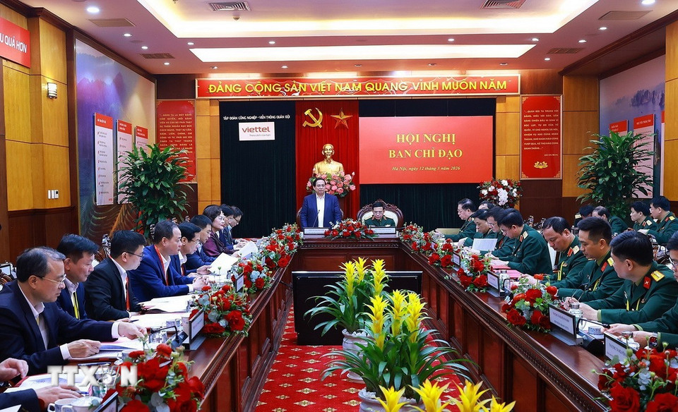 Thủ tướng Phạm Minh Chính làm việc với Bộ Quốc phòng và các bộ, ngành về kết quả hoạt động nghiên cứu, sản xuất, phát triển công nghiệp quốc phòng. (Ảnh: Dương Giang/TTXVN)