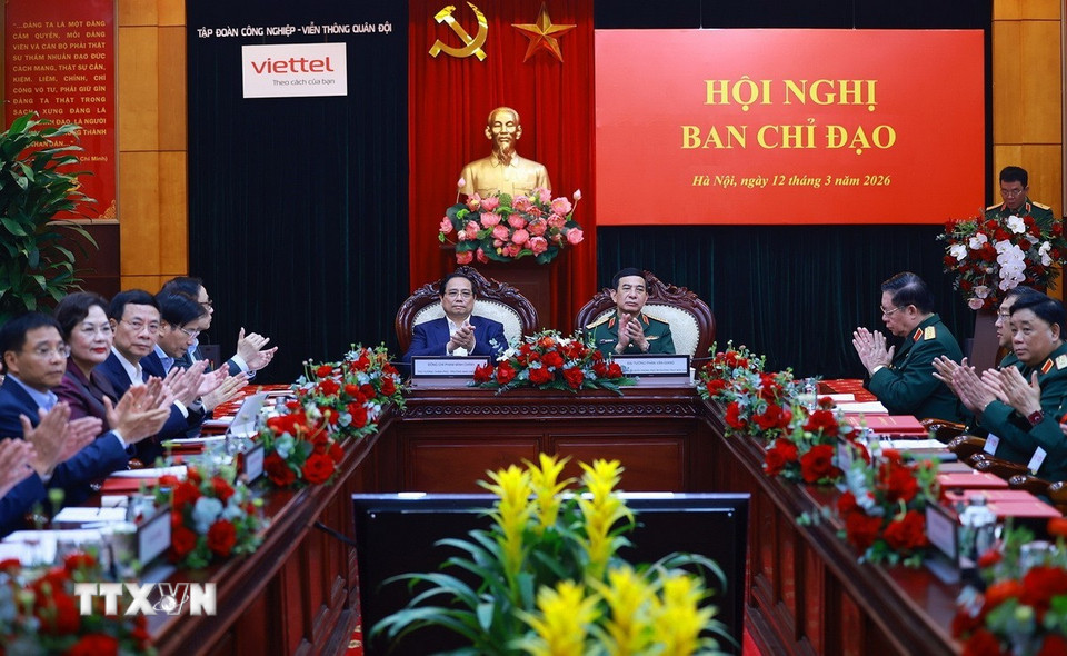 Thủ tướng Phạm Minh Chính làm việc với Bộ Quốc phòng và các bộ, ngành về kết quả hoạt động nghiên cứu, sản xuất, phát triển công nghiệp quốc phòng. (Ảnh: Dương Giang/TTXVN)