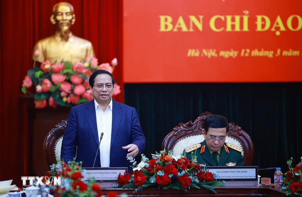 Thủ tướng Phạm Minh Chính làm việc với Bộ Quốc phòng và các bộ, ngành về kết quả hoạt động nghiên cứu, sản xuất, phát triển công nghiệp quốc phòng. (Ảnh: Dương Giang/TTXVN)