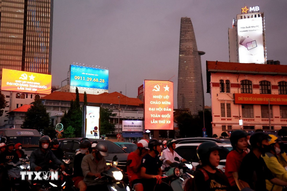 Hệ thống panô, áp phích tuyên truyền Đại hội XIV hòa vào cảnh quan đô thị trung tâm Thành phố Hồ Chí Minh, khu vực Công trường Quách Thị Trang trước Chợ Bến Thành. (Ảnh: Hồng Đạt/TTXVN)