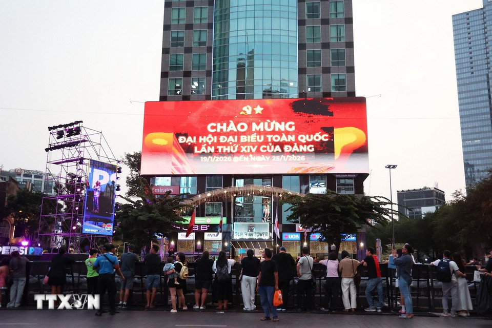 Hệ thống panô, áp phích tuyên truyền Đại hội XIV hòa vào cảnh quan đô thị trung tâm Thành phố Hồ Chí Minh, khu vực Phố đi bộ Nguyễn Huệ tập trung đông đảo người dân, du khách. (Ảnh: Hồng Đạt/TTXVN)