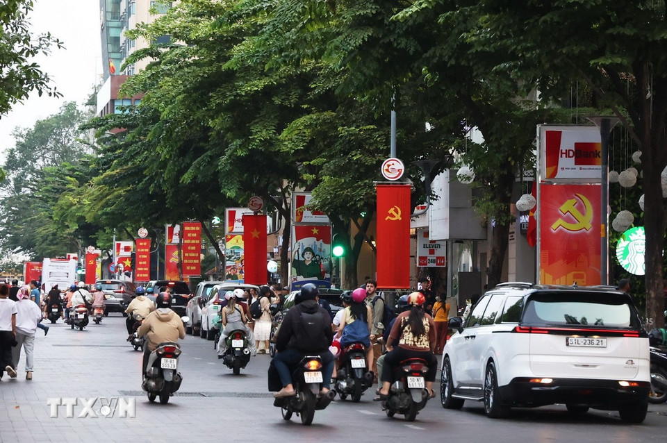 Cờ Đảng, cờ Tổ quốc nổi bật trên đường Nguyễn Huệ, hướng về Đại hội XIV của Đảng. (Ảnh: Hồng Đạt/TTXVN)