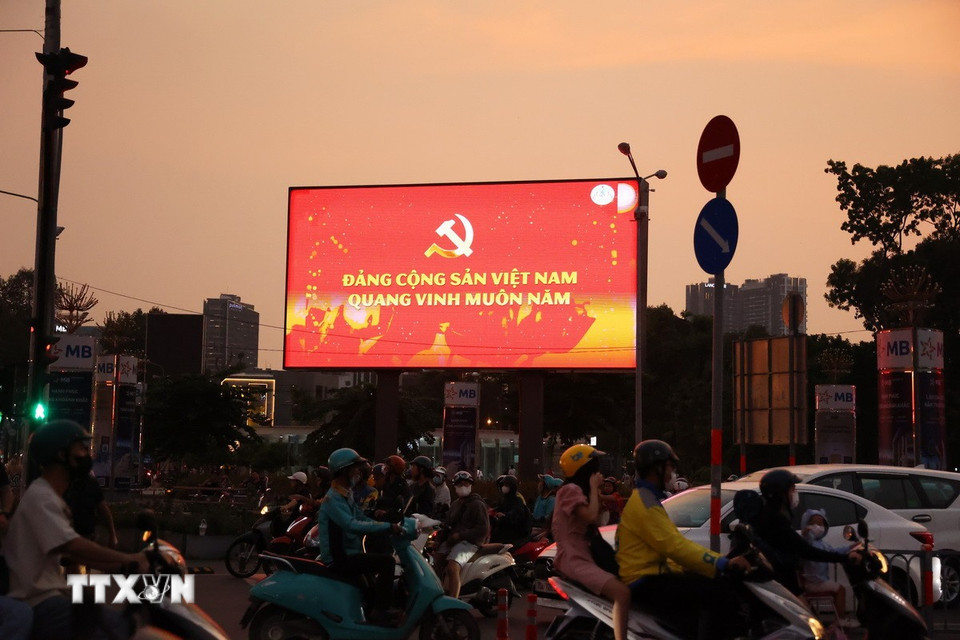 Sắc đỏ và biểu trưng búa liềm, ngôi sao vàng nổi bật tại trung tâm Thành phố Hồ Chí Minh, chào mừng Đại hội XIV. (Ảnh: Hồng Đạt/TTXVN)