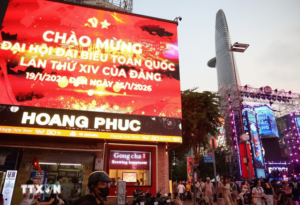 Hệ thống panô, áp phích tuyên truyền Đại hội XIV hòa vào cảnh quan đô thị trung tâm Thành phố Hồ Chí Minh, khu vực Phố đi bộ Nguyễn Huệ tập trung đông đảo người dân, du khách. (Ảnh: Hồng Đạt/TTXVN)
