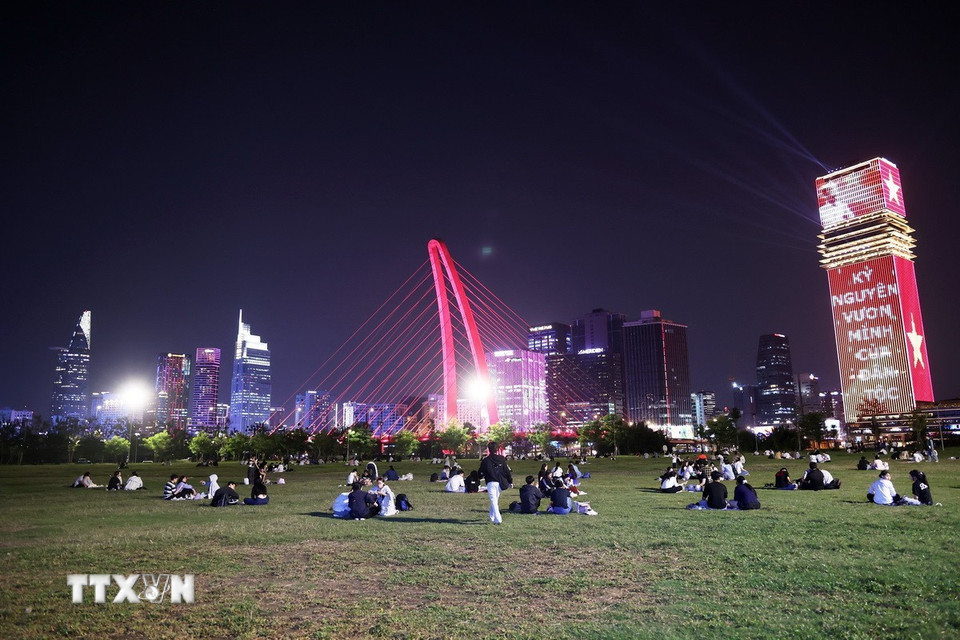 Không gian công cộng Thành phố Hồ Chí Minh khoác diện mạo mới chào mừng Đại hội XIV của Đảng. (Ảnh: Hồng Đạt/TTXVN) Trang thông tin đặc biệt về Đại hội đại biểu toàn quốc lần thứ XIV của Đảng do TTXVN xuất bản, có địa chỉ: https://daihoidang.vn là một chuyên trang quy mô lớn, cung cấp cho bạn đọc những thông tin chính thống, đầy đủ và kịp thời các hoạt động tại Đại hội đại biểu toàn quốc lần thứ XIV của Đảng với 5 loại hình thông tin (văn bản, ảnh, video, đồ họa và dữ liệu), bằng 6 ngôn ngữ Việt, Anh, Pháp, Nga, Tây Ban Nha và Trung Quốc.