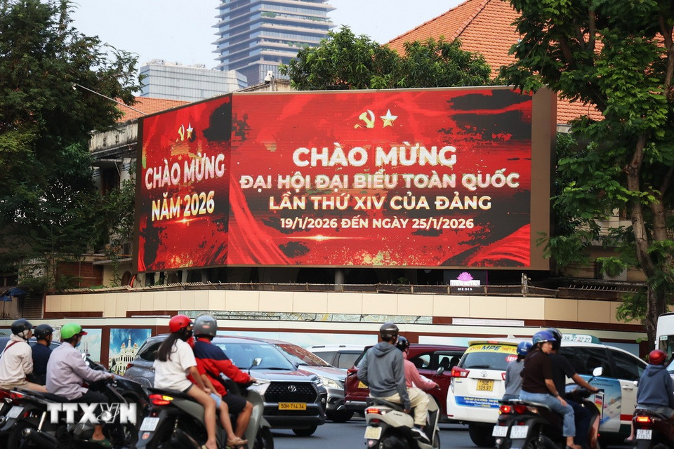 Biểu trưng, khẩu hiệu tuyên truyền Đại hội XIV được trang trí trang trọng ở góc đường Nguyễn Du-Đồng Khởi, phường Sài Gòn. (Ảnh: Hồng Đạt/TTXVN)