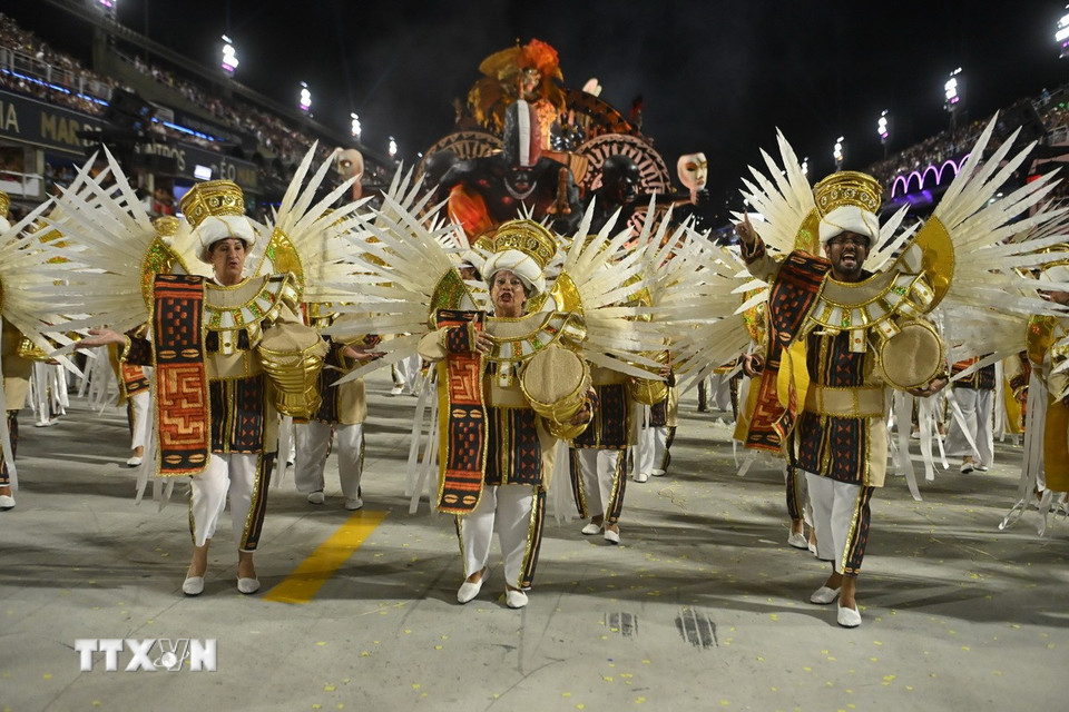 Các vũ công tham gia lễ hội Carnival tại thành phố Rio de Janeiro, Brazil. (Ảnh: THX/TTXVN)