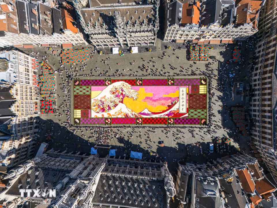 Toàn cảnh Thảm Hoa Brussels 2026 nhìn từ trên cao với tác phẩm Neo Hokusai. (Ảnh: Lan Anh-Duy Tùng/TTXVN)