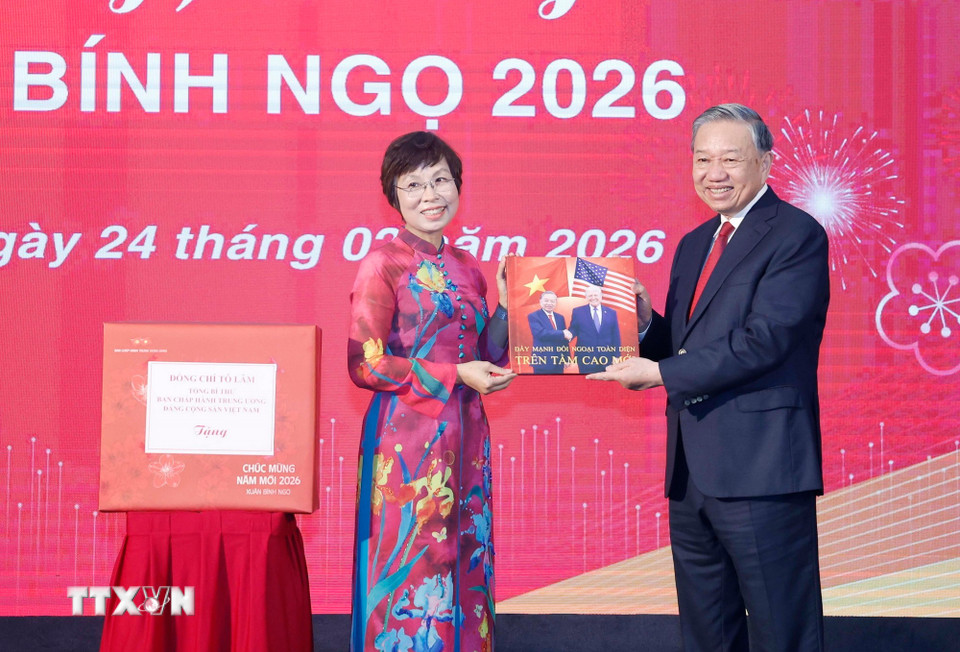 Tổng giám đốc TTXVN Vũ Việt Trang tặng Tổng Bí thư Tô Lâm cuốn sách ảnh do phóng viên Ban biên tập Ảnh thực hiện. (Ảnh: Thống Nhất/TTXVN)