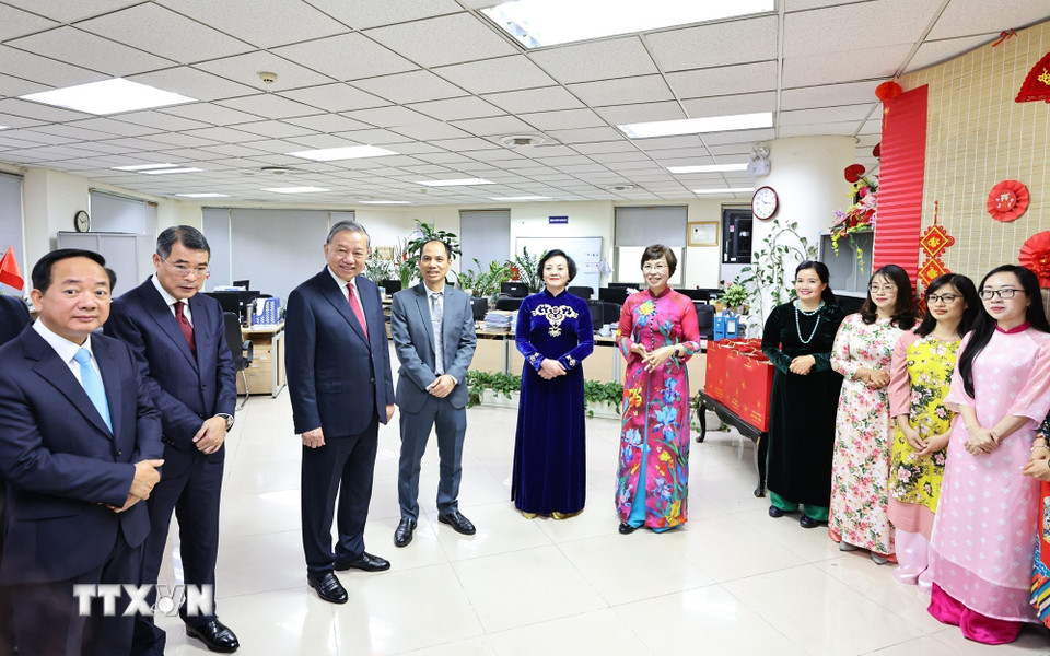 Tổng Bí thư Tô Lâm chúc Tết cán bộ, phóng viên, biên tập viên Ban Biên tập tin Trong nước. (Ảnh: Minh Đức/TTXVN)