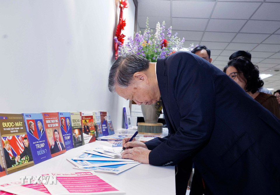 Tổng Bí thư Tô Lâm ký tặng lên ấn phẩm do Ban biên tập Tin thế giới thực hiện. (Ảnh: Thống Nhất/TTXVN)