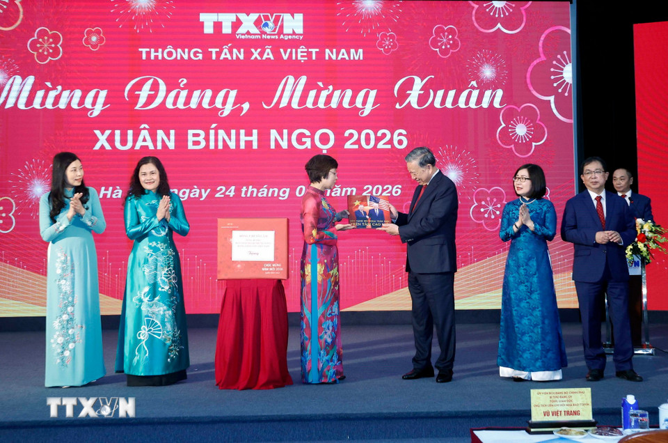 Tổng giám đốc TTXVN Vũ Việt Trang tặng Tổng Bí thư Tô Lâm cuốn sách ảnh do phóng viên Ban biên tập Ảnh thực hiện. (Ảnh: Thống Nhất/TTXVN)