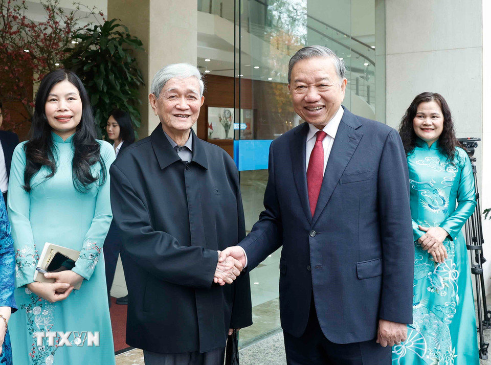 Tổng Bí thư Tô Lâm với đồng chí Hồ Tiến Nghị, nguyên: Ủy viên Trung ương Đảng, Trợ lý Tổng Bí thư, Tổng giám đốc TTXVN. (Ảnh: Thống Nhất/TTXVN)